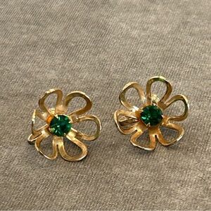 Vintage gold-tone emerald green rhinestone floral flower screw back earrings
